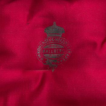 Saltkar och dryckeskanna i miniatyr, silver, C G Hallberg, Stockholm 1900-1904. I original ask.