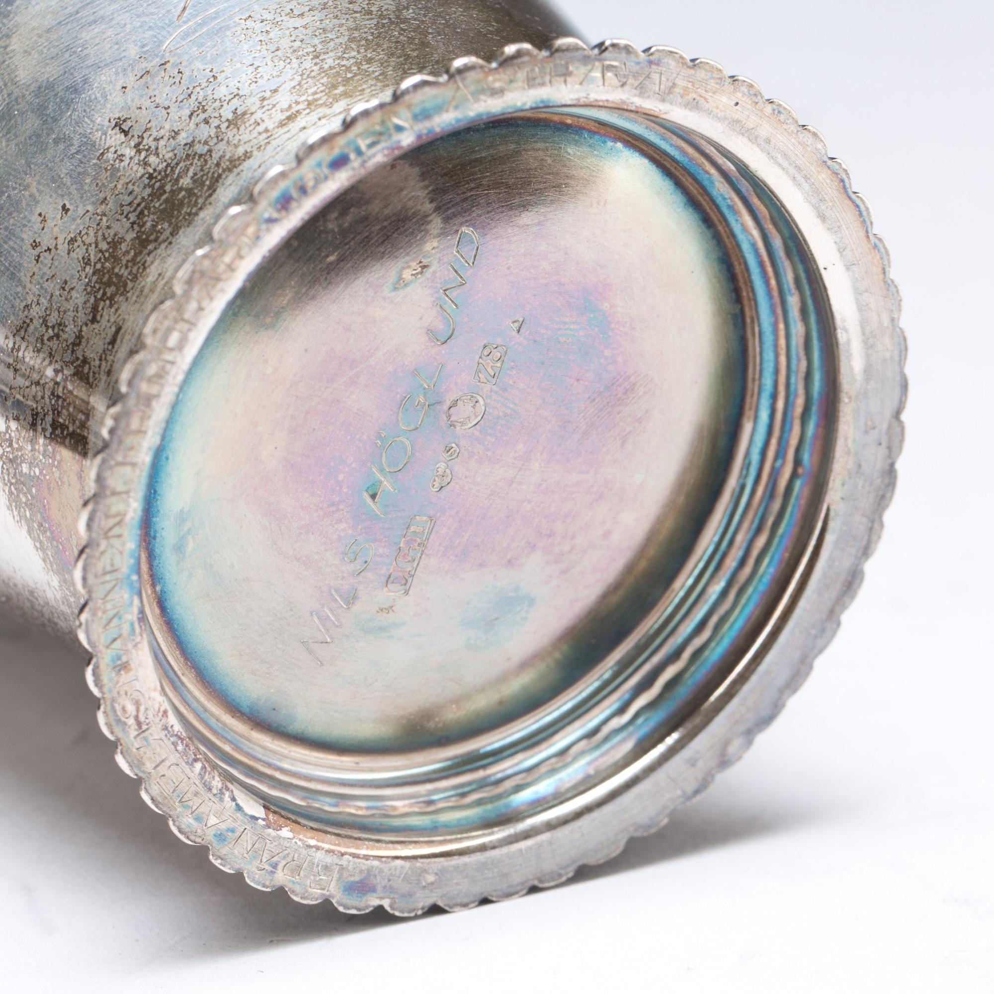 TALLRIKAR, ett par, och BÄGARE, silver.