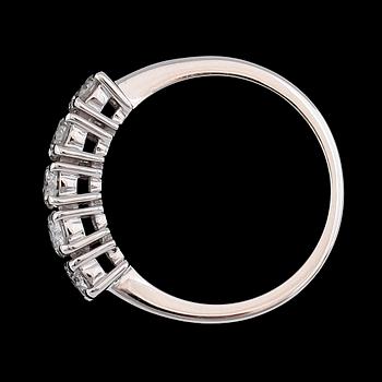 RING, 18k vitguld, 5 briljantslipade diamanter tot ca 1.05 ct.