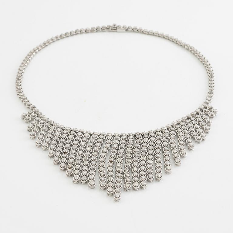 Collier 18K vitguld med briljantslipade diamanter.