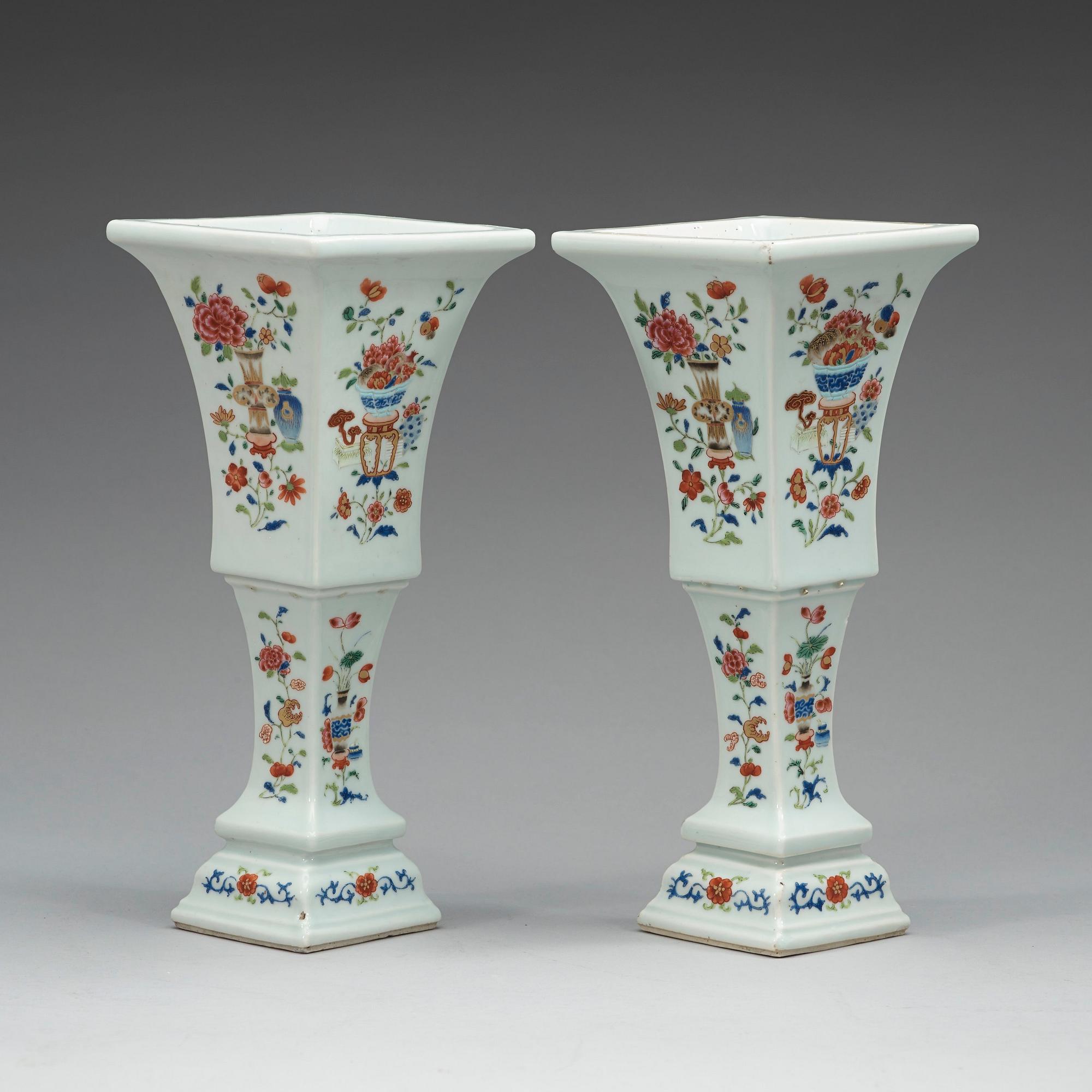 TEMPELVASER, ett par, porslin. Sen Qianlong / Jiaqing, omkring år 1800.