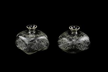FLASKOR, 2 st snarlika, glas, omkring sekelskiftet 1900.