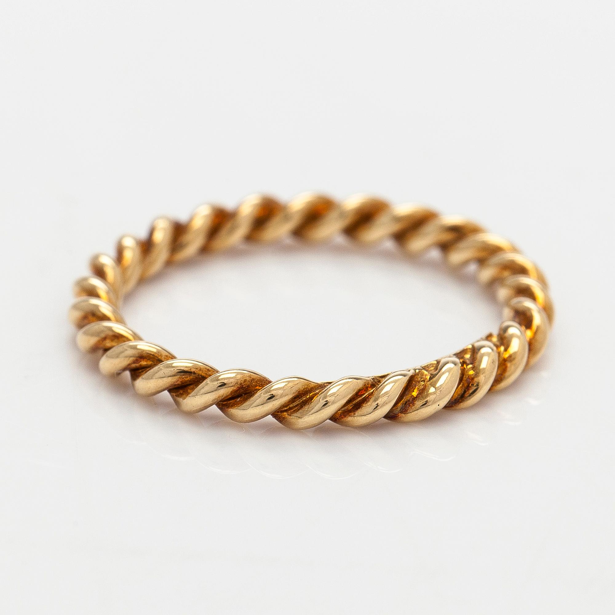Tiffany & Co, an 18K gold twisted band ring.