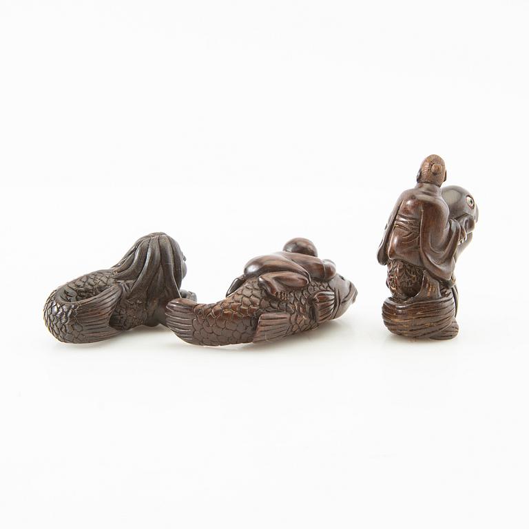 Netsuke, tre stycken, buxbom. Japan, 1900-tal.