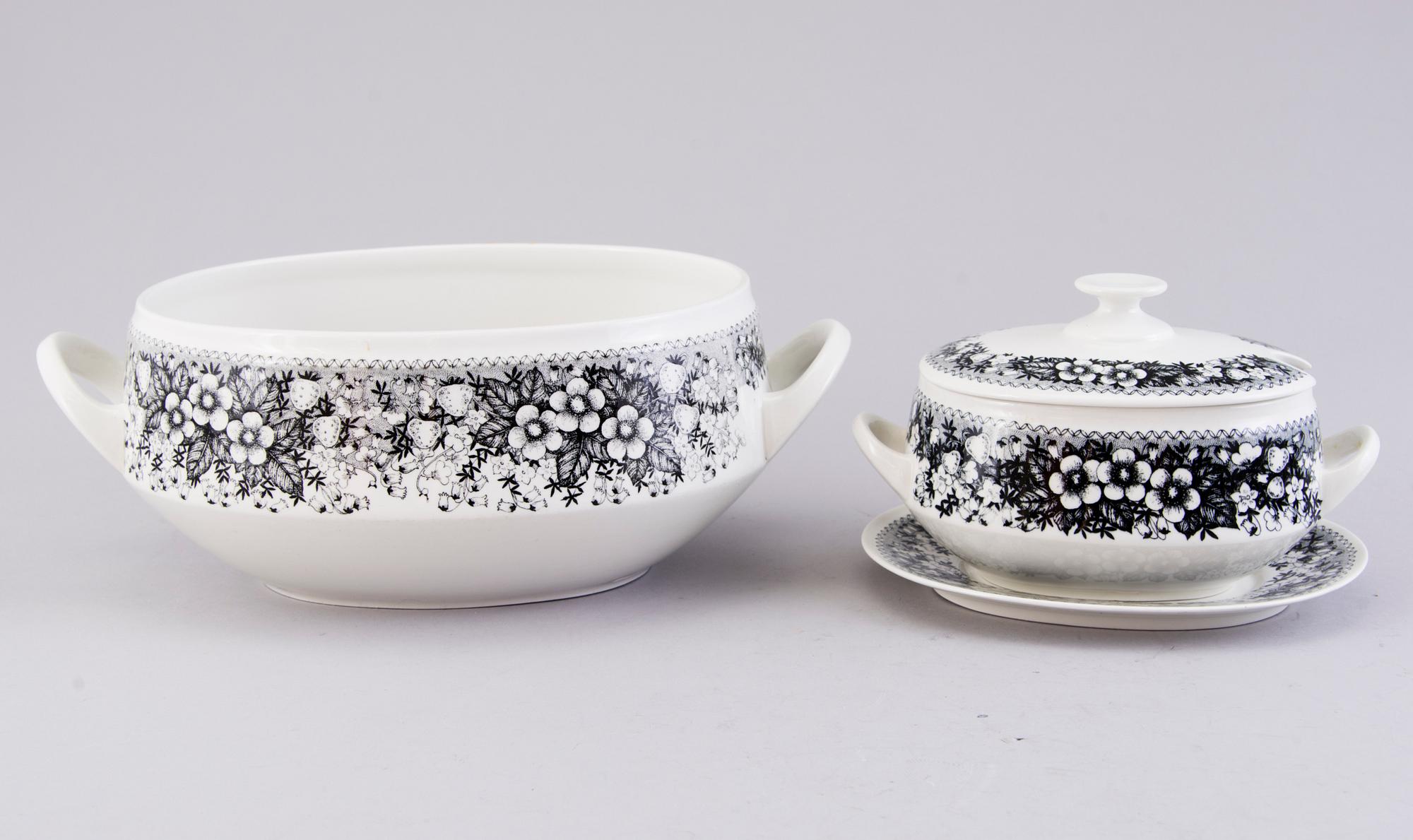 RICHARD LINDH, A 42-pcs set of Arabia dinnerware with 'Talvikki' decoration by Raija Uosikkinen, Finland 1964-1975.