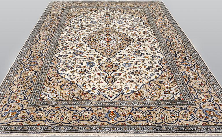 A carpet, Kashan, ca 311 x 200 cm.