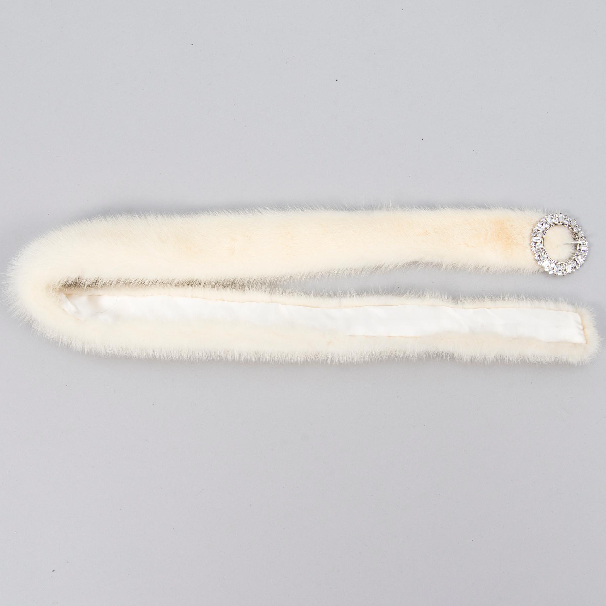 PÄLSJACKA MED BÄLTE SAMT HAT.