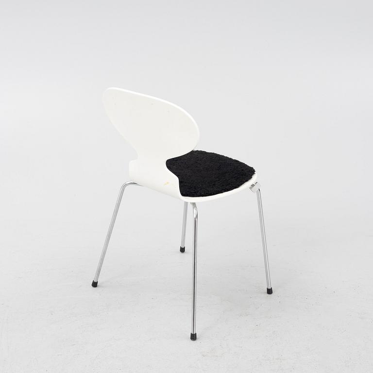 Arne Jacobsen, stol, "Myran", Fritz Hansen, Danmark, daterad 1998.
