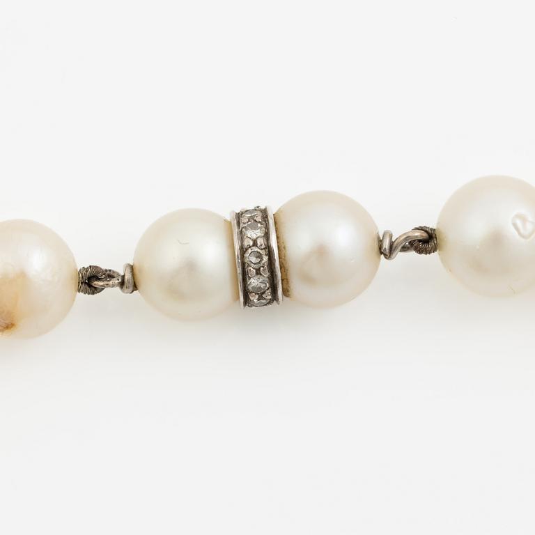 Pearl necklace, cultured pearls with a clasp of white gold set with octagon-cut diamonds.