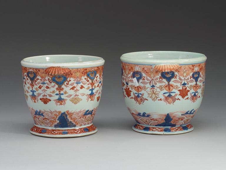 A pair of imari wine coolers, Qing dynasty, early 18th Century.