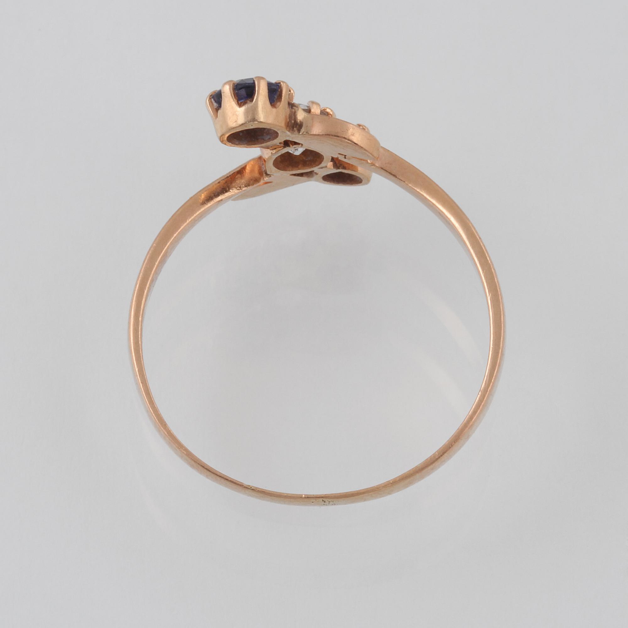 RING, 18K guld med äldre briljantslipad diamant samt 2 fasettslipade blå safirer.