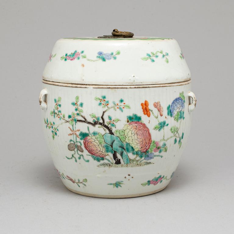 BURK med LOCK, porslin. Qingdynastin, omkring 1900.