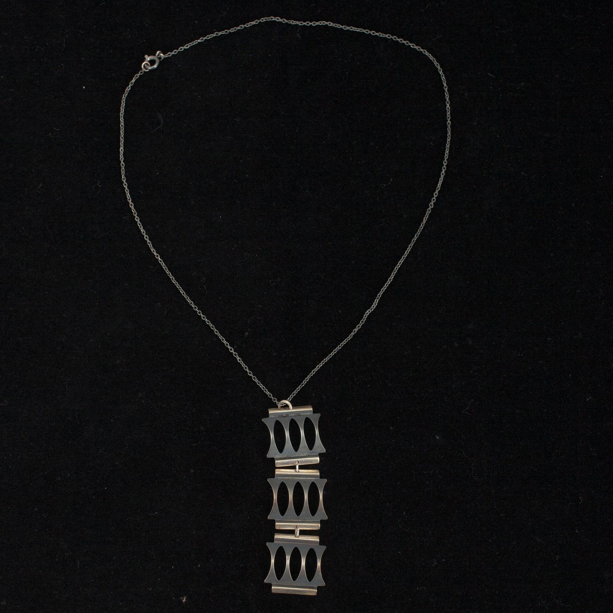 BROSCH, HÄNGE, HALSSMYCKE samt RINGAR, 3 st., silver. Tot. vikt ca 45 g.