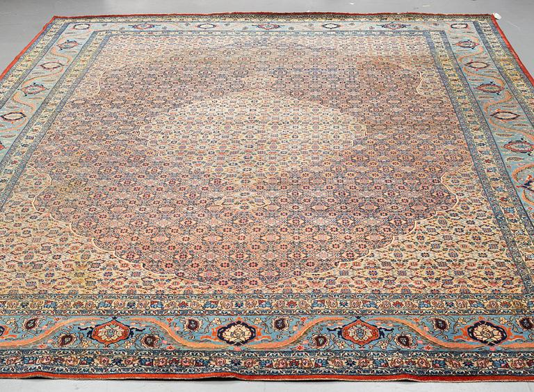 A semi-antiqie Qum carpet. Around 440 x 307 cm.