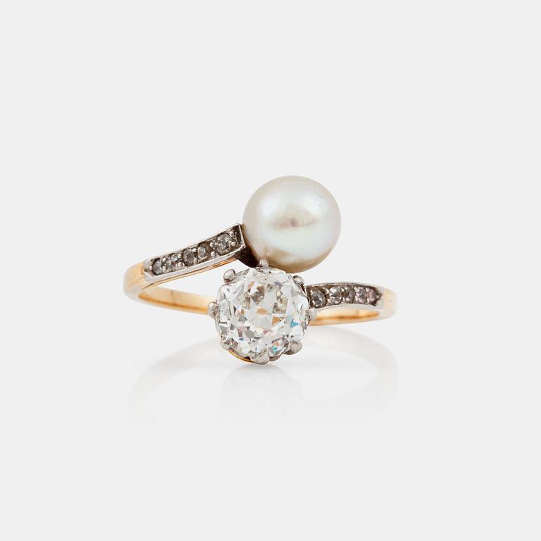 RING, i syskonmodell, med gammalslipad diamant ca 1.10 ct, H-I/VS, samt troligen äkta pärla.