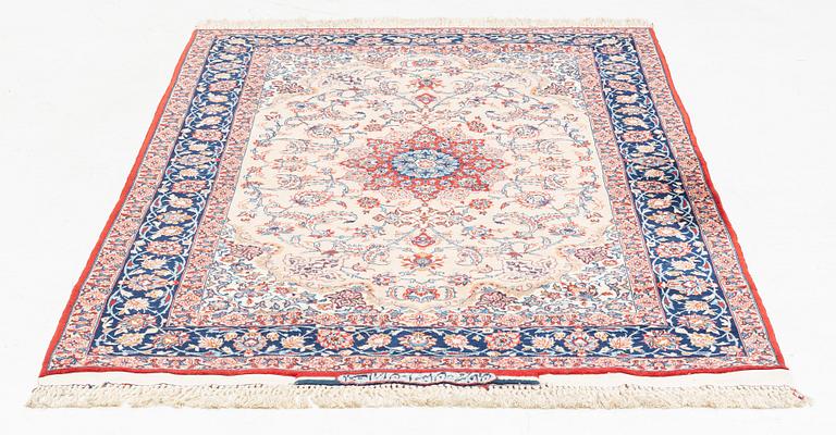 Matta, Isfahan, signerad (Ahmad) Seirafian, ca 178 x 110 cm (samt en kortsida med 3 cm slätväv).