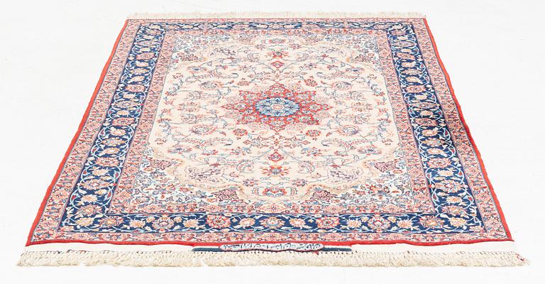 A Seirafian Esfahan rug, signed (Ahmad) Seirafian, ca 178 x 110 cm (as well as one end with 3 cm flat weave).