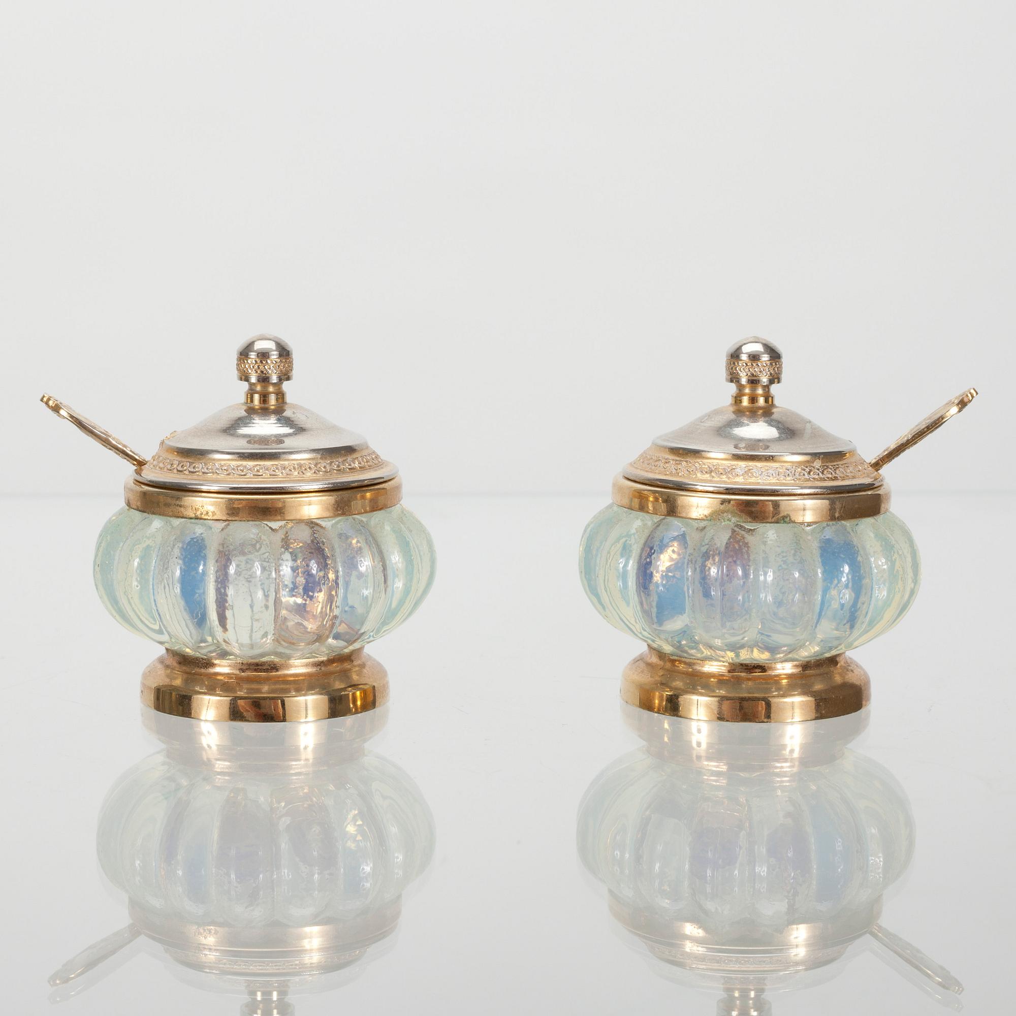 SALTKAR, ett par, lysterglas och förgylld metall, 1900-talets början.