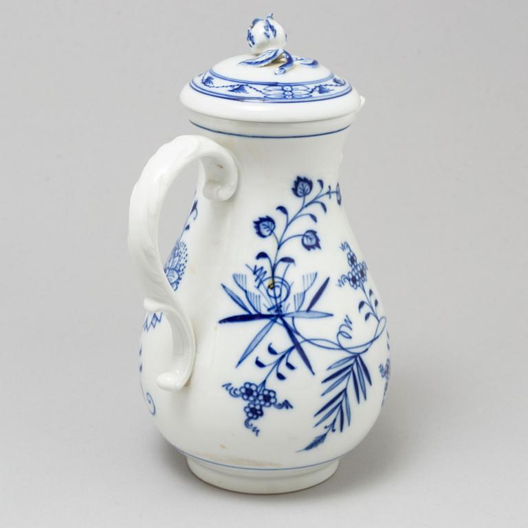 A Meissen part 'Blue Onion' coffee and dinner porcelain service, Germany, 20th century (33 pieces).