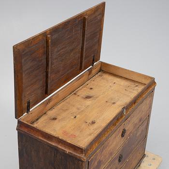A chest of drawers, 19th Century.