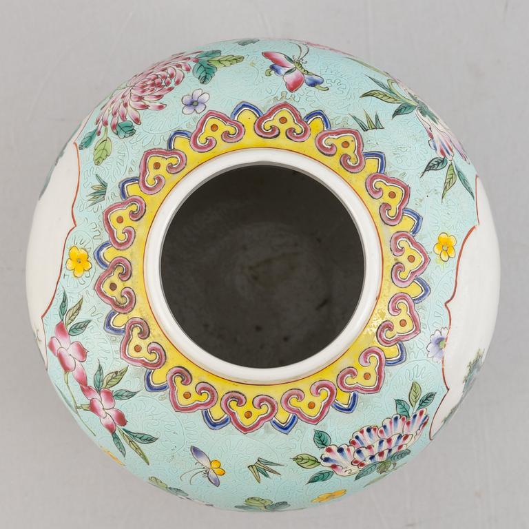 A Chinese sgraffito and famille rose jar, Republic, 20th century.