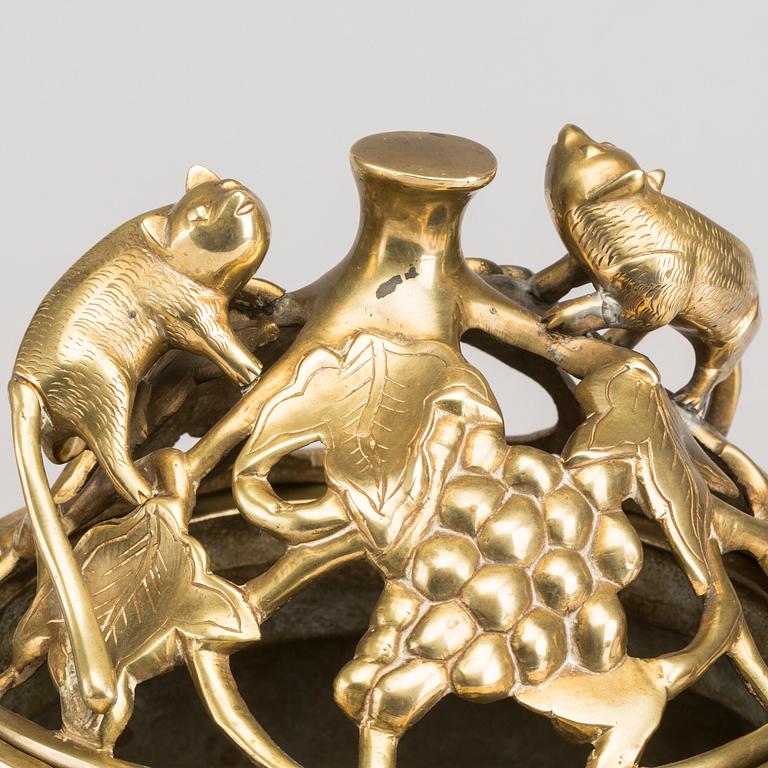 RÖKELSEKAR PÅ STÄLL, brons. Kina, 1900-tal.