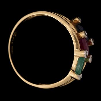RING, 18k guld med navettslipad smaragd, rubin, safir och små diamanter. Vikt 2,6g.