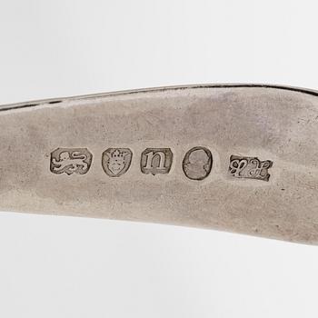 Fiskspade och fruktskedar, 2 st, sterlingsilver, London 1833 och 1788 och Sheffield 1904..