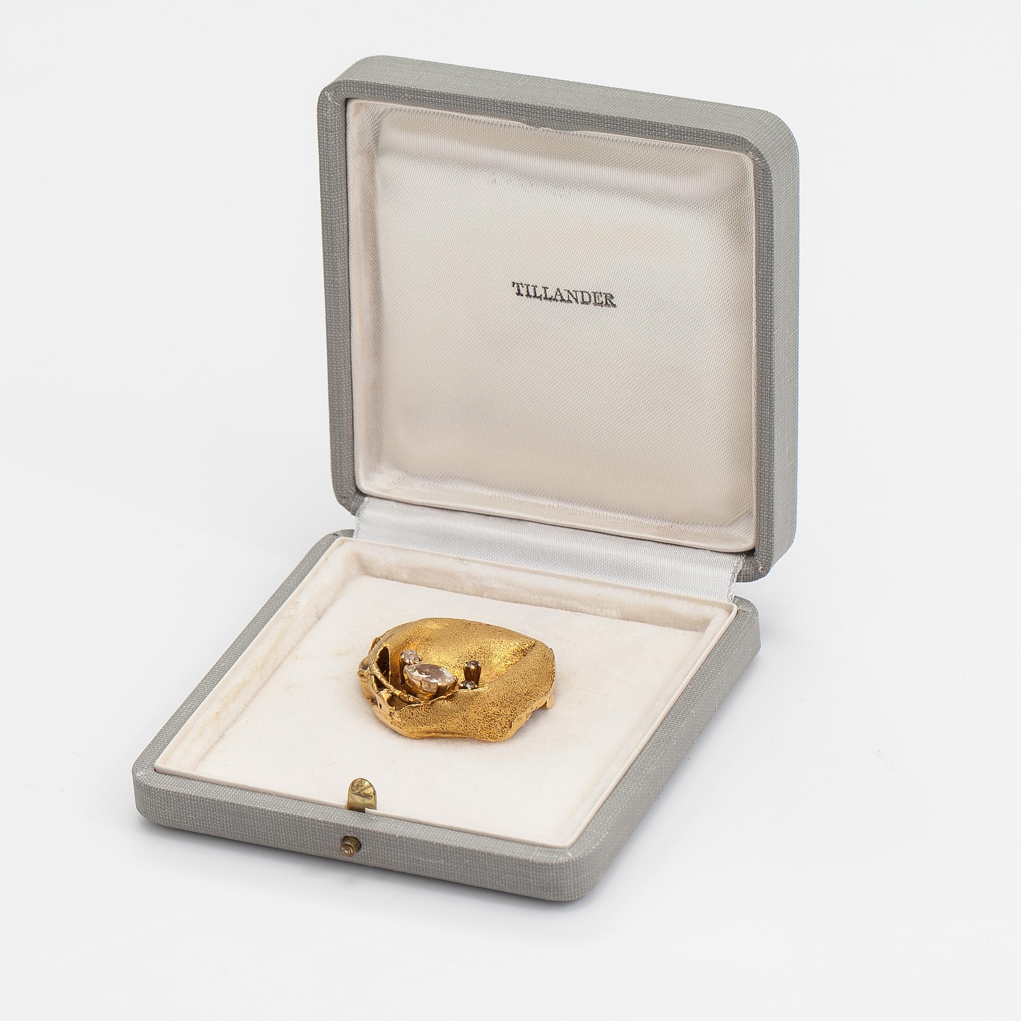 Lotta Orkomies, Brosch, 18K guld, safirer och en diamant ca 0.10 ct. A Tillander, Helsingfors 1970.