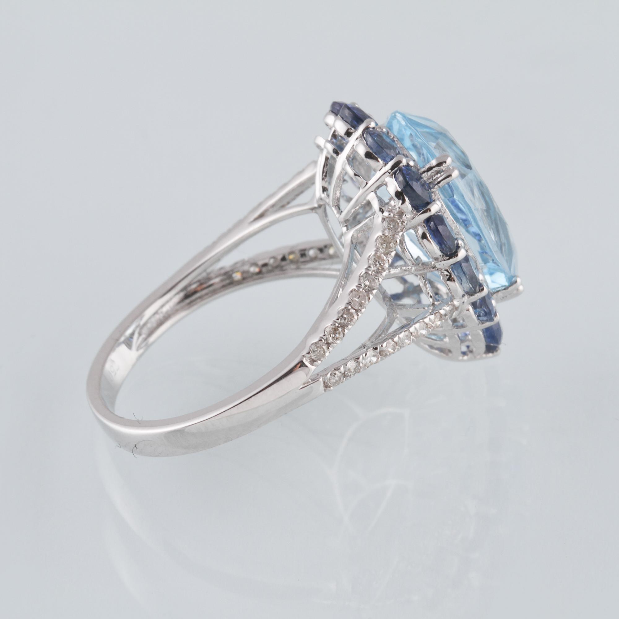 RING, 18K vitguld med briljantslipade diamanter ca 0.24 ct, blå safirer ca 2.05 ct samt topas ca 6.93 ct. Vikt 5,6 g.