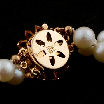 A cultured pearl necklace.