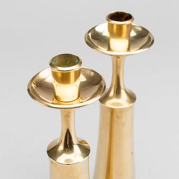 A PAIR OF BRASS CANDLESTICKS BY JENS QUISTGAARD.