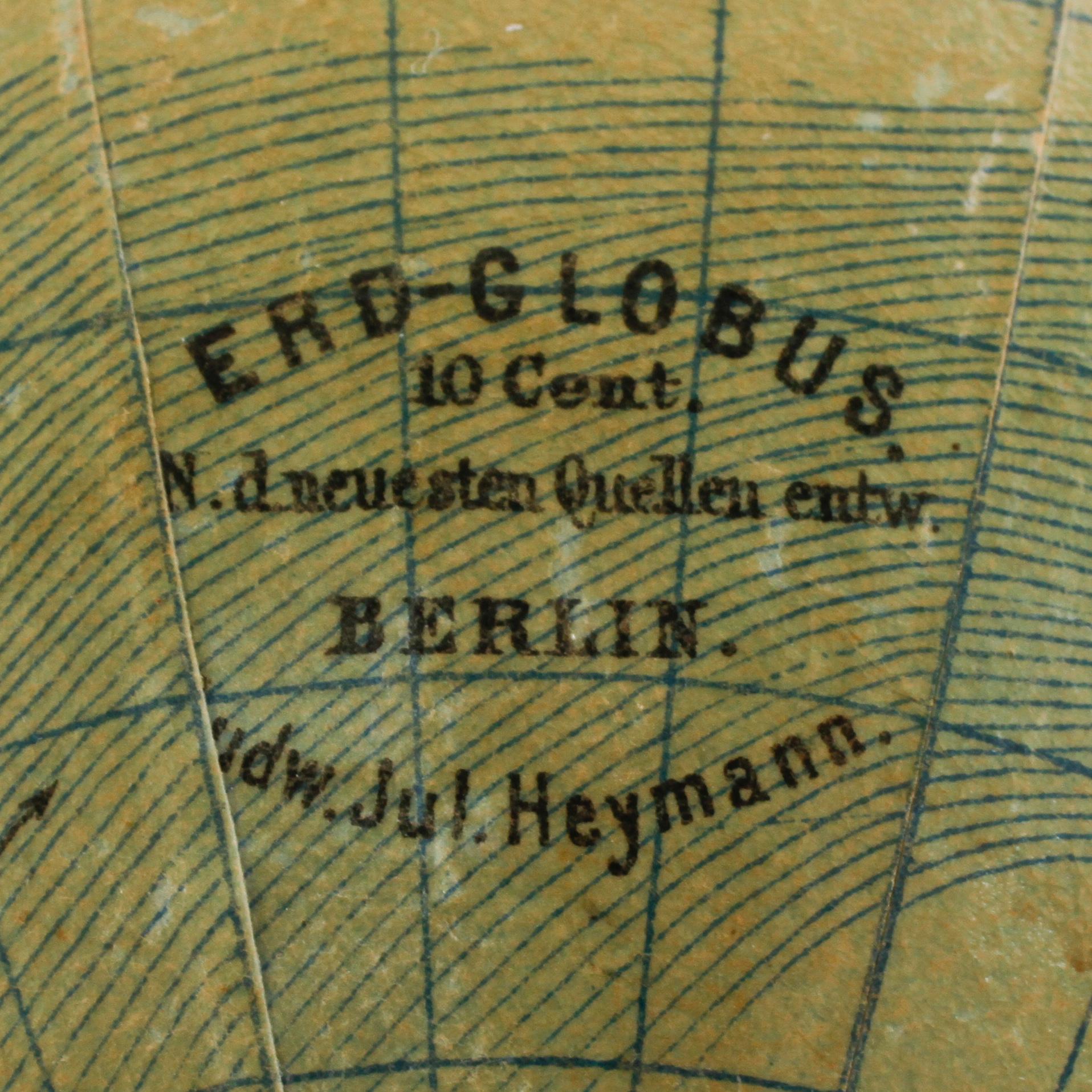 A compass and a globe, around the year 1900.