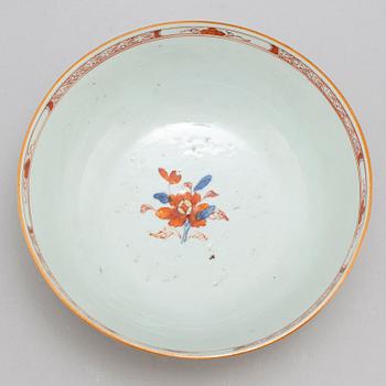 A famille rose bowl, Qing dynasty, Qianlong (1736-95).