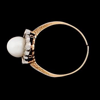 RING, 18K guld och vitguld, rosenslipade diamanter och odlad pärla.