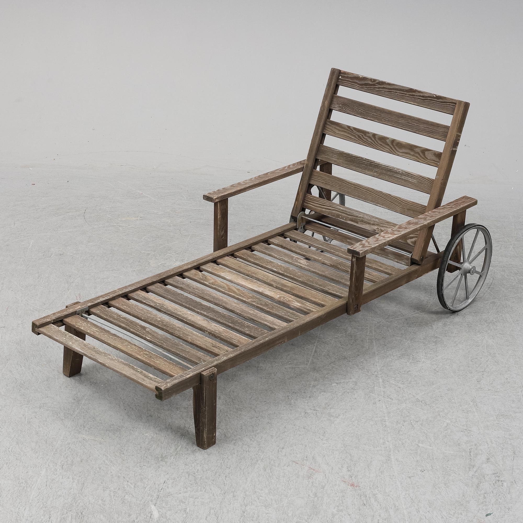 A second half of the 20th Century stained pine sunbed by Elsa Stackelberg, Fri Form.