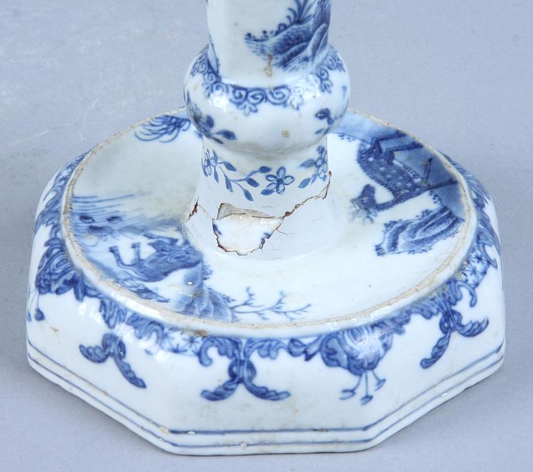 LJUSSTAKE, porslin, Kina, 1700-tal.