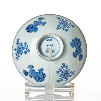 A blue and white Transitional bowl, 17th Century.