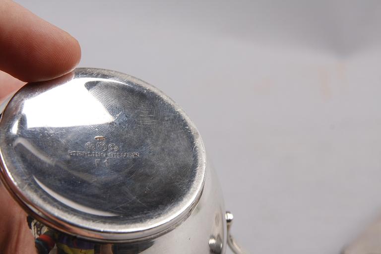 CIGARETTETUI samt SKÅL, silver, 1900-tal.