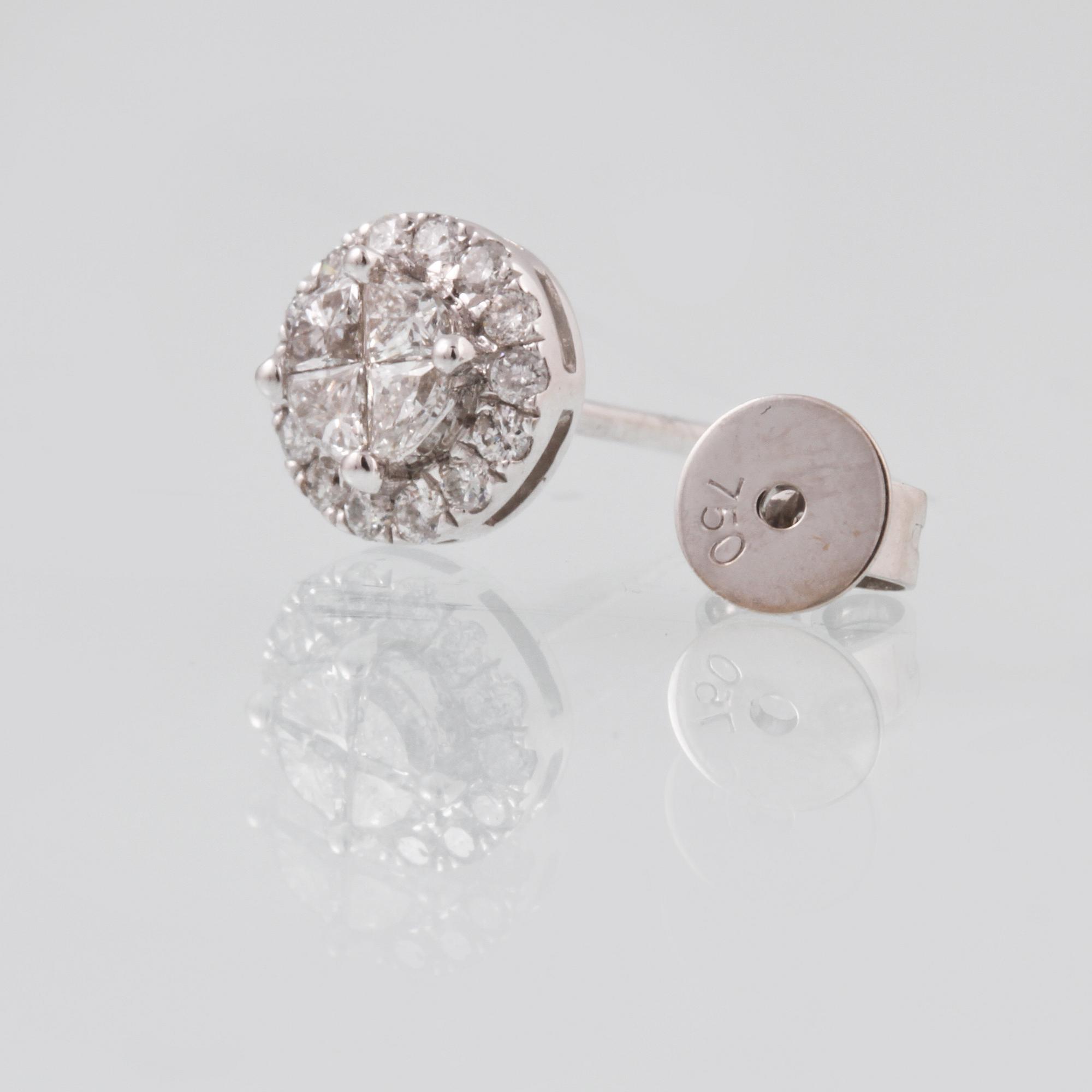 ÖRHÄNGEN, 18K vitguld med briljant och triangelslipade diamanter ca 0.54 ct. Vikt 1,7 gram.