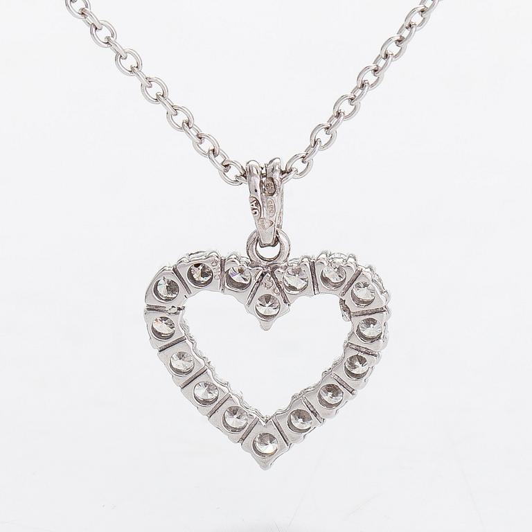 Halsband, 14K vitguld, hänge i form av hjärta med diamanter totalt ca 0.50 ct.