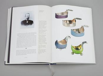 BOK, "Fabergé ja hänen suomalaiset mestarinsa" Ulla Tillander-Godenhielm, Tammi, Helsingfors 2008. Numrerad 1800/1619.