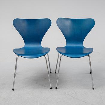 A set of six "Serie 7" chairs by Arne Jacobsen for Fritz Hansen, dated 1982.