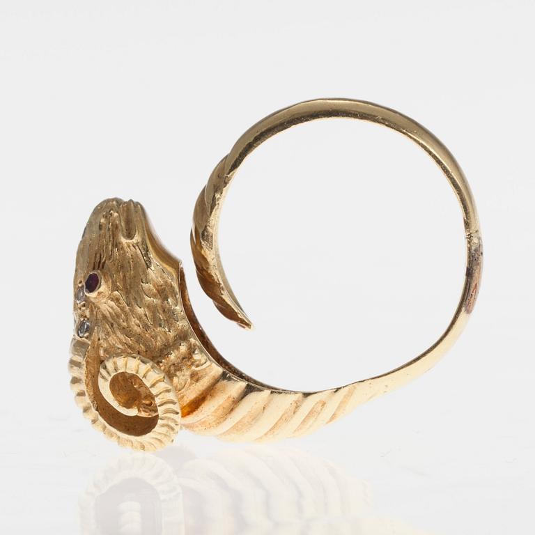 RING, 18K guld, granater, briljantslipade diamanter ca 0.10 ct. Vikt 12,4 g.