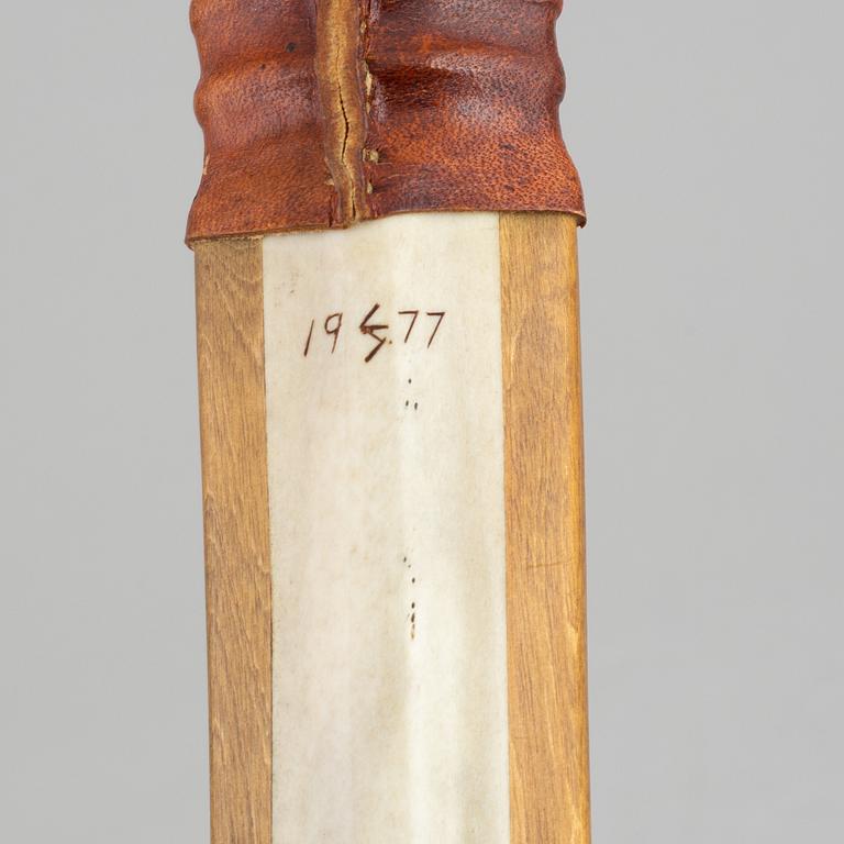 Sune Enoksson, a reindeer horn Sami knife, signed and dated 1977.