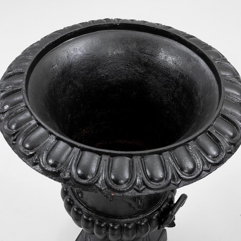 Garden urns, a pair, 20th century.