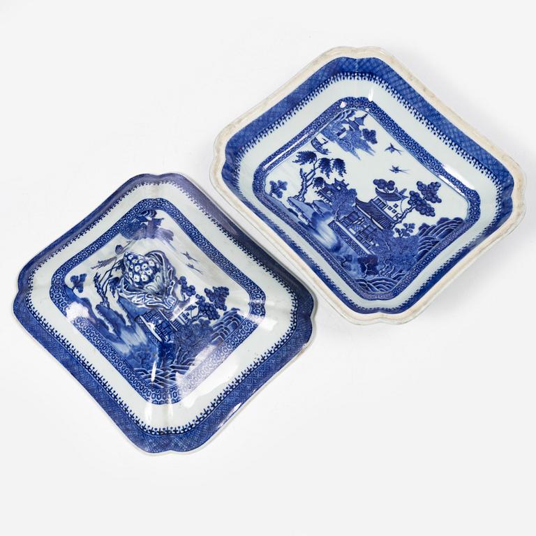 A Chinese blue and white porcelain tureen with cover and a serving dish, Qing dynasty, Qianlong and Jiaqing.