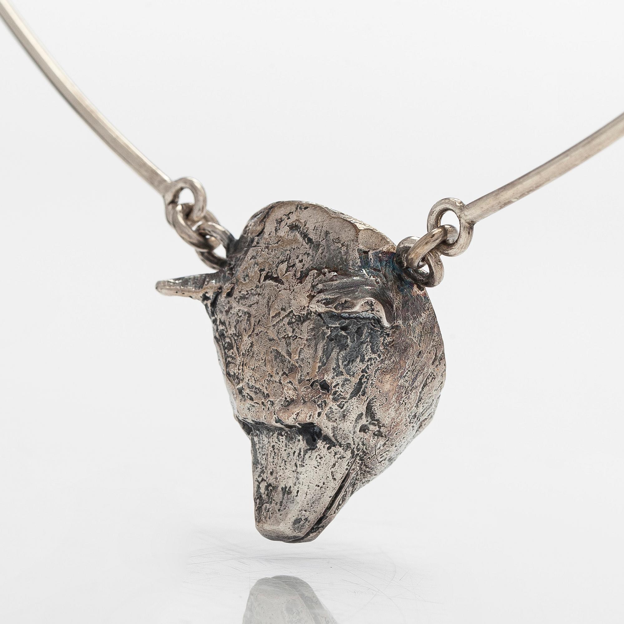 Eila Minkkinen, kaulakoru, karhu, sterlinghopea, 2017.