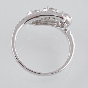 RING, 18K vitguld med briljantslipade diamanter ca 0.56 ct. Vikt 3,0 gram.