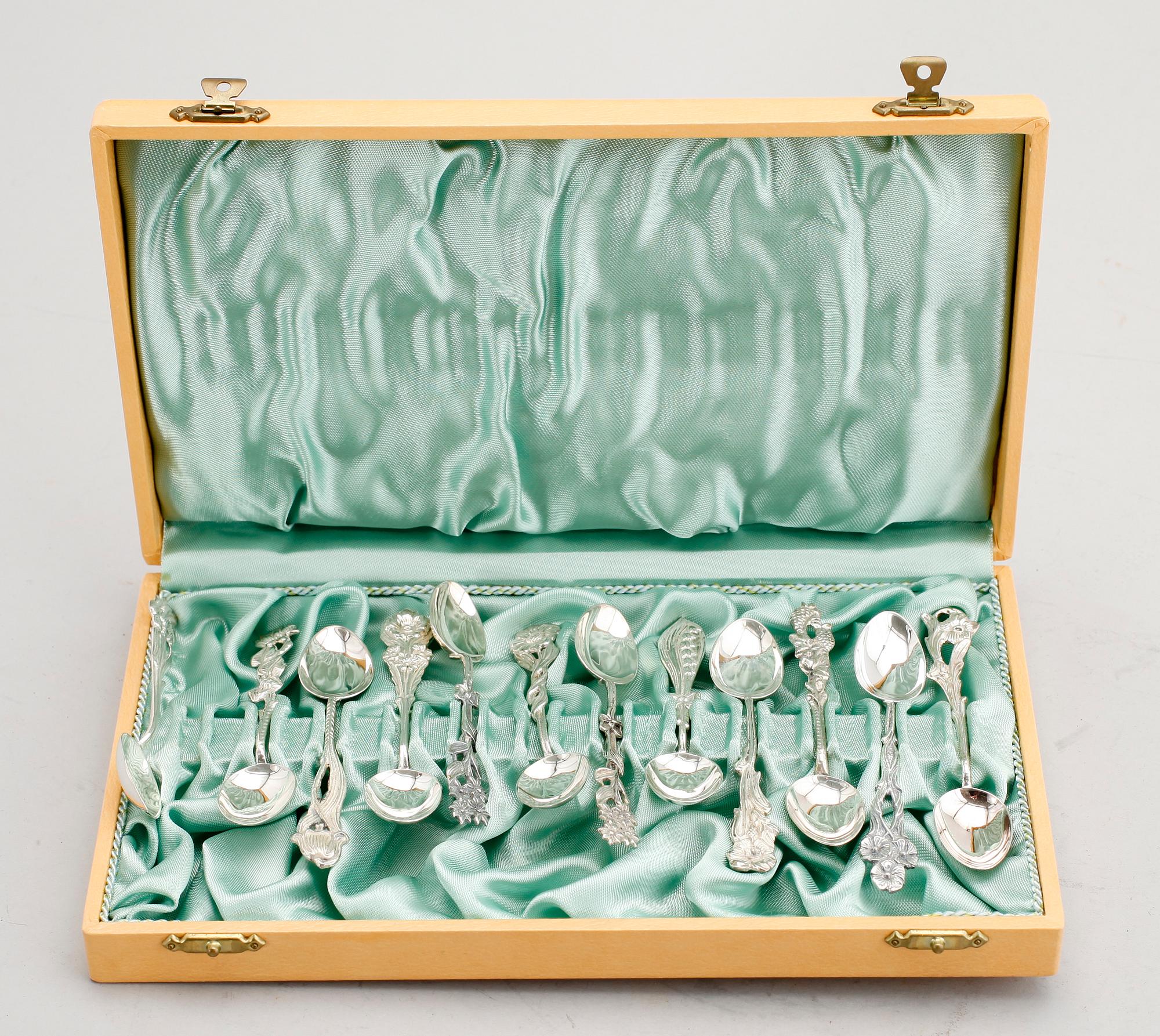 KAFFESKEDAR, 12 st, silver. Tot vikt 108 g.